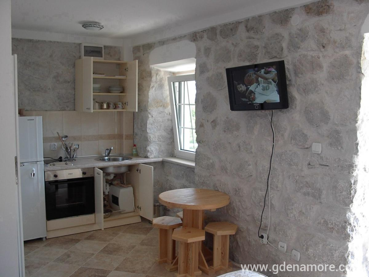 Apartmani Lipci, privatni smeštaj u mestu Morinj, Crna Gora